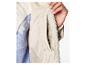 Beige jas met open rits, die een blauw-witte trui eronder onthult.