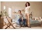 Koppel in pyjama, vrouw in 'Love to Sleep' top en bloemenbroek, man in gestreepte top en blauwe broek.