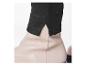 Zwarte broek met split over beige laarzen.