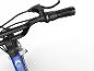 Detail van een blauw kinderfietsstuur met remhendel en versnellingshendel, tekst 'LIGHT 20'.