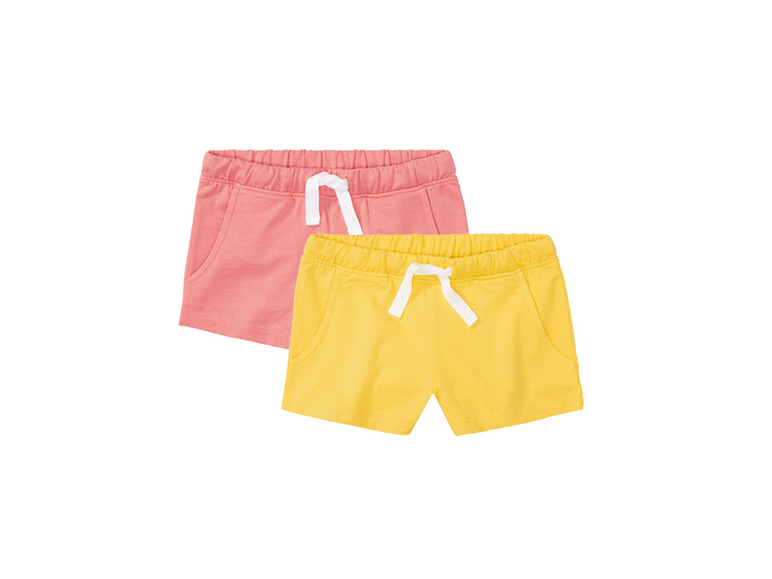Deux shorts, un rose et un jaune.
