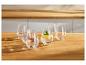 Verres d'eau et de citron sur un comptoir de cuisine en bois