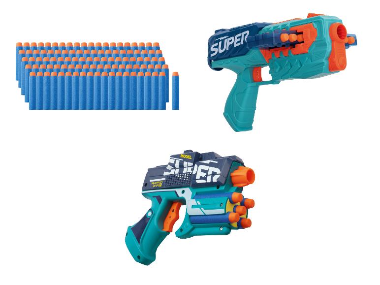 Twee speelgoedblasters in blauw, oranje en groenblauw, met een stapel blauwe en oranje schuimpijltjes.