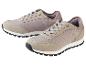 Twee paar beige sportschoenen met veters.