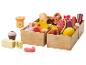 Ensemble de jeu en bois avec des aliments assortis dans des caisses, y compris des fruits, des légumes, de la viande et des produits laitiers.