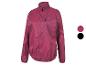 Een roze windjack voor dames.