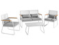 Witte loungeset met twee stoelen, een loveseat en een salontafel.