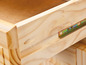 Een houten lade met metalen glijders.