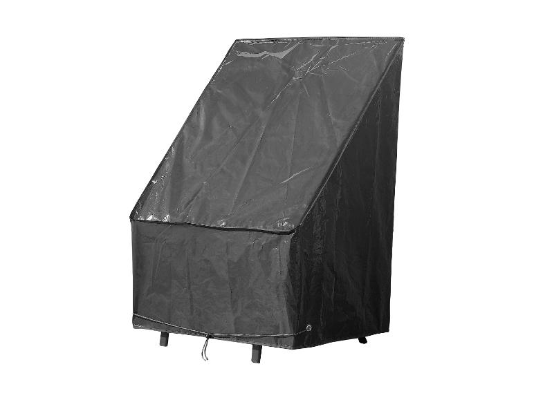 Een zwarte beschermhoes voor tuinmeubelen.