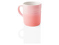 Een roze Le Creuset mok.