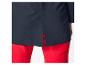 Donkerblauwe tuniek met split aan de achterkant, gedragen over een rode broek.