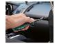Hand gebruikt een Parkside-gereedschap om een auto-onderdeel te verwijderen.