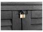 Détail d'une boîte de rangement noire avec cadenas