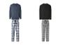 Twee sets herenpyjama's, één blauw met geruite broek en één zwart met grijs geruite broek.