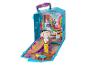 Een blauwe Ko® speelgoedkoffer met een basketbalring en skateboard.