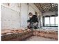 Homme retirant des carreaux de sol avec un marteau perforateur Metabo pendant une rénovation