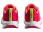 Rode en oranje sportschoenen met groene details, achteraanzicht.