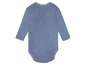 Een blauwe baby romper met lange mouwen.