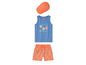 Un débardeur bleu avec un imprimé de poissons, un short de bain orange avec un imprimé de palmiers et une casquette orange.