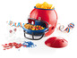 Een rode voetbalhelm met snacks en confetti voor een feestje.