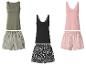 Trois ensembles de hauts et shorts de pyjama pour femmes: vert olive, noir et rose à motifs.
