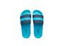 Een paar blauwe en donkerblauwe gestreepte slippers op een witte achtergrond