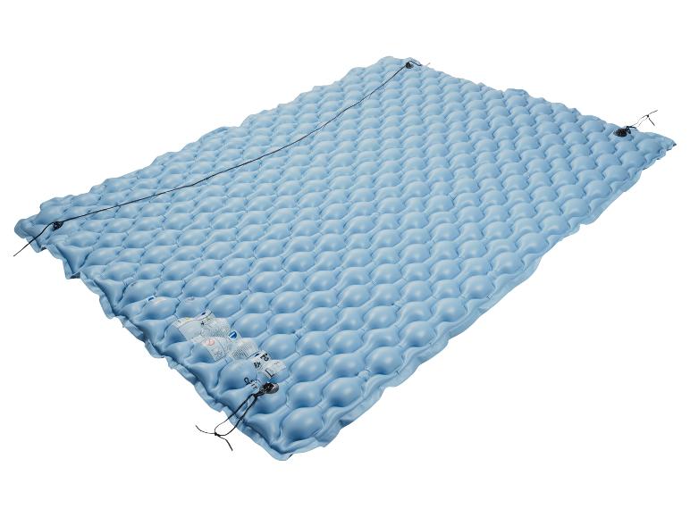 Lichtblauwe opblaasbare matras voor kamperen of wandelen.