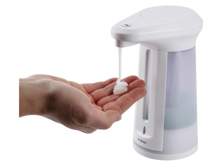 Hand ontvangt zeep van een automatische dispenser