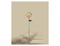Solar tuinlamp op staak met amberkleurige gebarsten glazen bol en decoratieve ring.