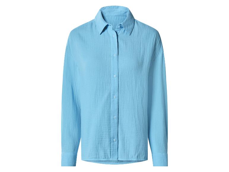 Chemise bleu clair à manches longues avec boutons et col classique.