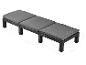 Donkere rotan ligstoel met drie grijze kussens en afmetingen 195x65x27 cm