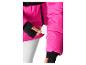 Une personne sort une carte blanche d'une poche zippée d'une veste fuchsia.