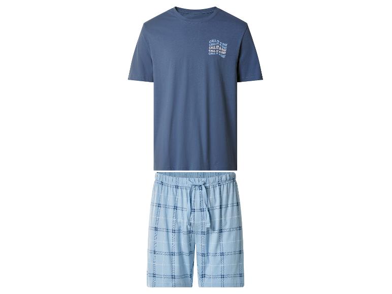 Blauwe herenpyjama met T-shirt en geruite shorts, met de tekst 'CALL IT A DAY'.