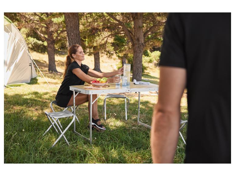 Opvouwbare campingtafel en -stoelen, buitengebruik.