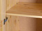 Een houten kast met een open plank en een scharnier.