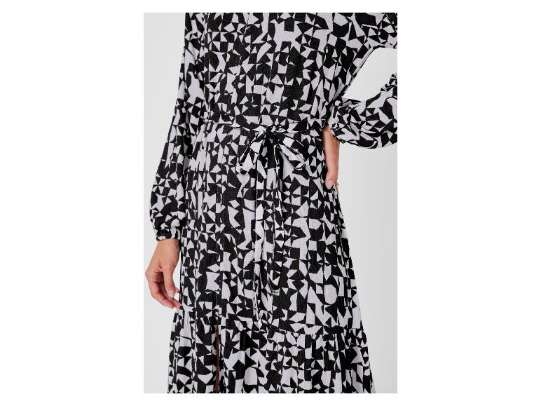 Une robe maxi noire à imprimé géométrique et ceinture.