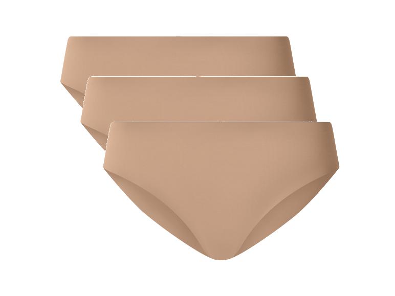 Driepak beige damesonderbroeken.