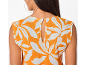 Dos d'une femme portant un haut orange à motifs floraux blancs avec une découpe.