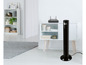 Un ventilateur sur pied noir avec écran digital dans un salon moderne.