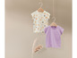 Twee T-shirts voor baby's, een met een vrolijke print en een effen lila T-shirt.