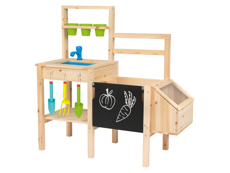 Cuisine en bois pour jouer avec évier, outils de jardinage et tableau noir.