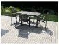 Ensemble table et chaises de jardin en résine tressée, style contemporain.