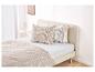 Lit beige avec parure de lit à motif ondulé marron et blanc