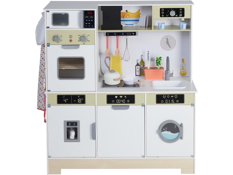 Houten speelkeuken met magnetron, oven, koelkast, vaatwasser en wasmachine.