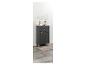 Une armoire de salle de bain gris foncé avec des poignées dorées se trouve sur un sol gris clair.