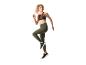 Femme en brassière de sport et leggings, sautant