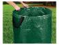 Mains serrant le cordon d'un sac vert pour déchets de jardin.