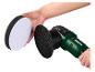 Main fixant un tampon de polissage sur une polisseuse verte Parkside.