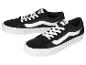 Paire de baskets basses noires avec lacets et bandes latérales blanches