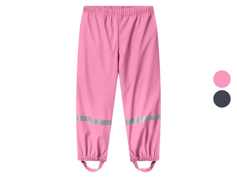Pantalon de pluie rose pour enfants avec bandes réfléchissantes et sangles de pied, avec échantillons de couleur.